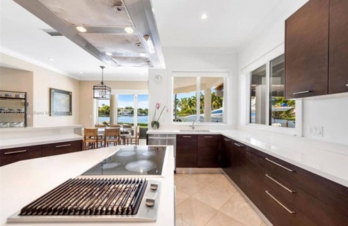 Hallandale Beach Villa | Holiday Estate : Stylish Waterfront Villa with Pool & Sunset Views