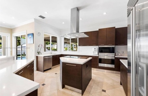 Hallandale Beach Villa | Holiday Estate : Stylish Waterfront Villa with Pool & Sunset Views