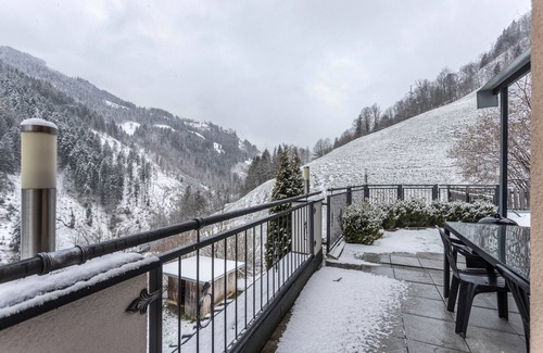 Sankt Johann im Pongau Apartment | Holiday flat 'Apartment Berger' with mountain view, communal garden and WLAN