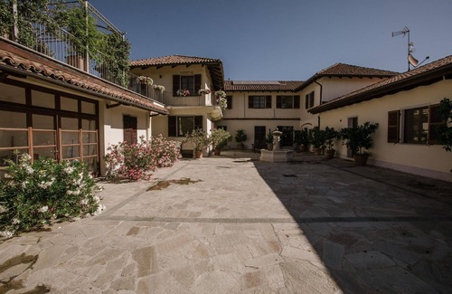 Isola d'Asti Apartment | holiday flat 'Dolcetto' with swimming pool