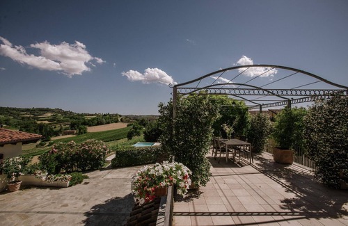 Isola d'Asti Apartment | holiday flat 'Dolcetto' with swimming pool