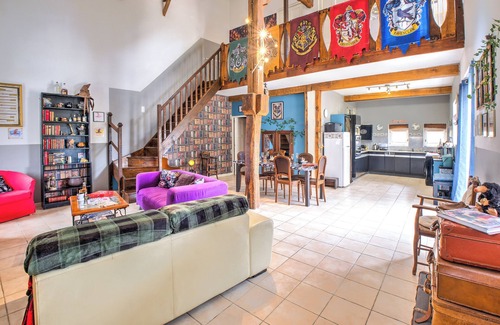 Sainte-Sabine-Born House | Holiday Home 'Le Magicogîte - Harry Potter' with Shared Pool, Wi-Fi and Air Conditioning