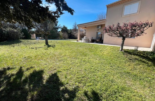 Chateauneuf-de-Gadagne House | Holiday Home 'Avec Piscine' with Private Pool, Private Garden and Wi-Fi