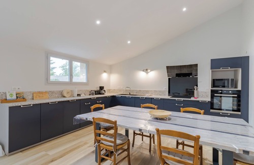 Les Salles-De-Castillon House | Holiday Home 'Gîte De Lamour' with Private Garden and Wi-Fi