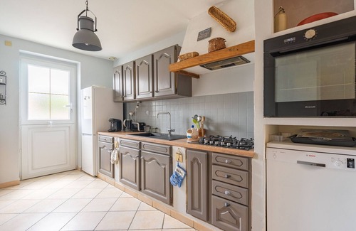 Marennes House | Holiday Home 'La Dame De Nage' with Private Terrace and Wi-Fi