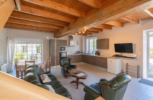 Saint-Seurin-de-Palenne House | Holiday Home 'Pâquerette' with Shared Pool, Private Terrace and Wi-Fi