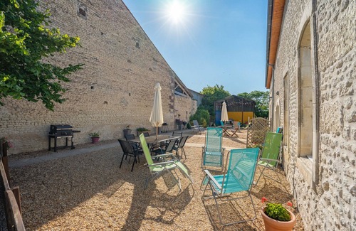 Saint-Seurin-de-Palenne House | Holiday Home 'Pâquerette' with Shared Pool, Private Terrace and Wi-Fi