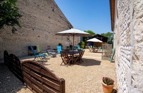 Saint-Seurin-de-Palenne House | Holiday Home 'Pâquerette' with Shared Pool, Private Terrace and Wi-Fi
