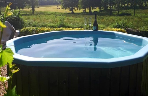 Bussiere-Poitevine Cottage | Holiday Cottage with Scandinavian Hot Tub located in Bussiere Poitevine