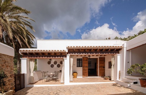 Sant Joan de Labritja House | Holiday Home 'Can Rotes' with Mountain View, Wi-Fi and Air Conditioning