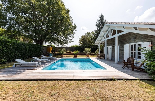 Saint-Aubin-de-Branne Apartment | Holiday Home 'La Maison Des Voyages' with Private Pool, Private Terrace and Wi-Fi