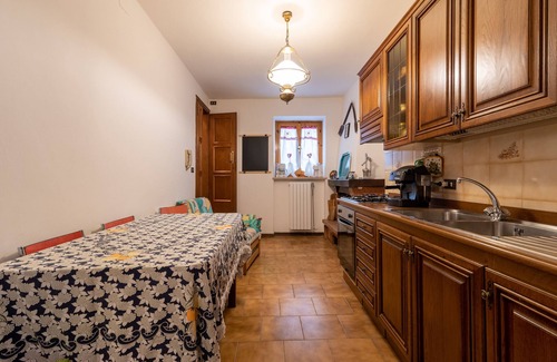 Castelfranco Piandisco House | Holiday Home "Le Balze" with Mountain View, Private Garden & Wi-Fi