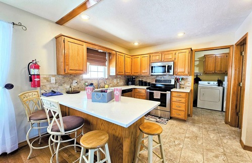 Holiday Island House | Holiday Haven On The Island! nSleeps 12! Fire pit! 6-Seater Golf Cart option!