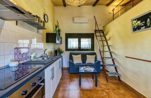 Torroella de Montgri House | Holiday Home 'Castell del Montgrí' with Mountain View, Pool & Wi-Fi
