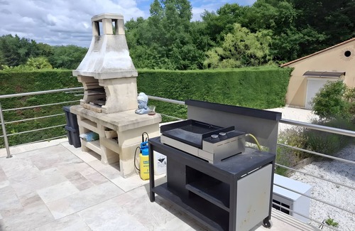 Coulounieix-Chamiers House | Holiday Home 'Les Hauts De Belette' with Private Pool, Wi-Fi and Air Conditioning