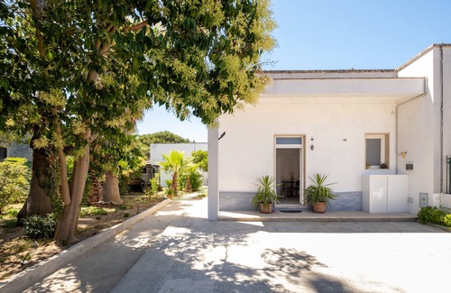 San Cesario di Lecce House | Holiday Home 'Ponente' with Shared Terrace, Wi-Fi and Air Conditioning