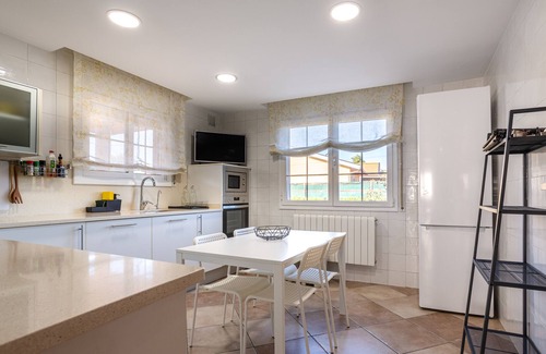 Caldes de Malavella House | Holiday Home 'El Roble' with Mountain View, Private Pool and Wi-Fi