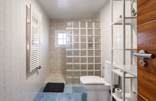 Caldes de Malavella House | Holiday Home 'El Roble' with Mountain View, Private Pool and Wi-Fi