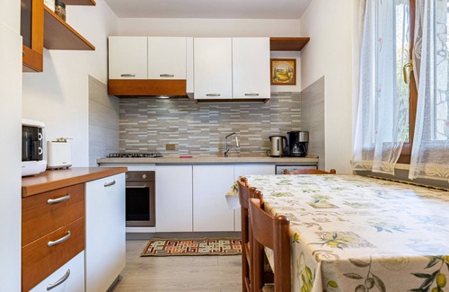 Pieve House | Holiday Home 'Casa Elena' with Lake View, Private Garden and Wi-Fi