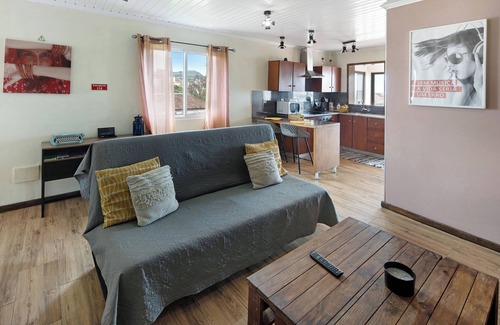 Lagoa House | Holiday Home 'Alojamento Do Rosário' with Sea View, Private Terrace and Wi-Fi