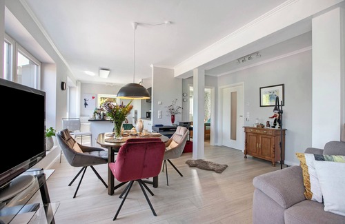 Hemmingstedt House | Holiday Home 'Alte Tischlerei' with Private Terrace, Shared Garden and Wi-Fi