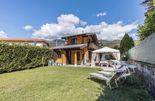San Martino House | Holiday Home Anna with Pets and Mountain View