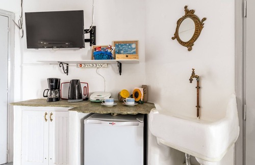 Tinos Town House | Holiday Home 'Apano Vrysi Tinos 3' with Shared Terrace, Wi-Fi and Air Conditioning