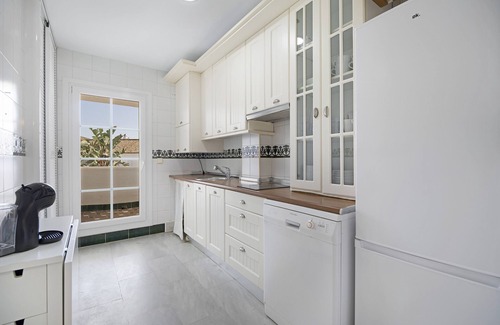 Poblado de Sancti Petri Apartment | Holiday Home 'Apartamento El Marinero' with Shared Pool, Wi-Fi and Air Conditioning