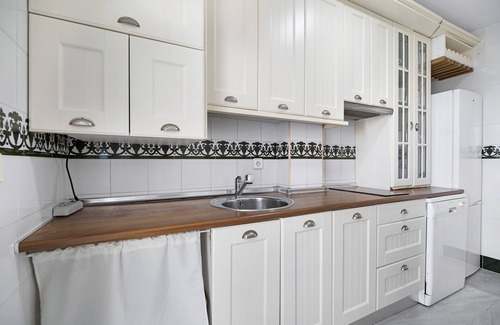 Poblado de Sancti Petri Apartment | Holiday Home 'Apartamento El Marinero' with Shared Pool, Wi-Fi and Air Conditioning