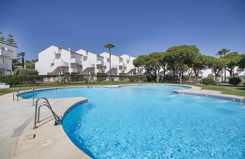 Poblado de Sancti Petri Apartment | Holiday Home 'Apartamento El Marinero' with Shared Pool, Wi-Fi and Air Conditioning