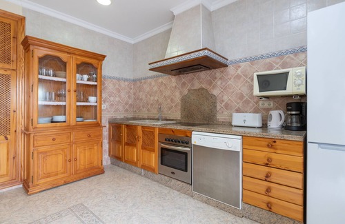 Ardales House | Holiday Home 'Ardales' with Mountain View, Wi-Fi and Air Conditioning