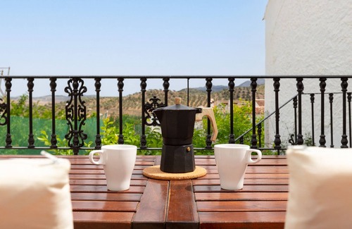 Ardales House | Holiday Home 'Ardales' with Mountain View, Wi-Fi and Air Conditioning
