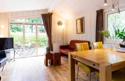 Veen Ski Chalet | ✓ Holiday Home at Recreatiepark het Esmeer ✓ Holiday home for 4 persons✓ Located in Aalst (Gelderland) ✓ Holiday park by the water ✓ Book directly at the park