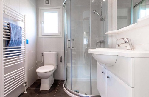 Veen Ski Chalet | ✓ Holiday Home at Recreatiepark het Esmeer ✓ Holiday home for 4 persons✓ Located in Aalst (Gelderland) ✓ Holiday park by the water ✓ Book directly at the park
