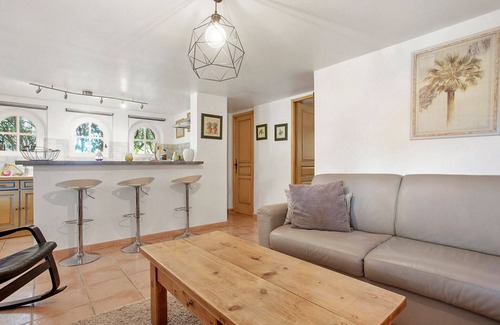 Le Val House | Holiday Home 'Au Écuries Du Mas Di Gau' with Shared Pool, Wi-Fi and Air Conditioning