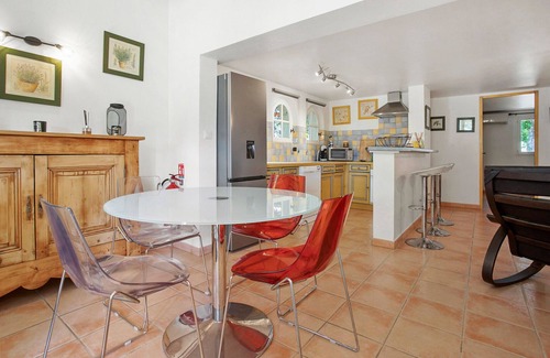 Le Val House | Holiday Home 'Au Écuries Du Mas Di Gau' with Shared Pool, Wi-Fi and Air Conditioning