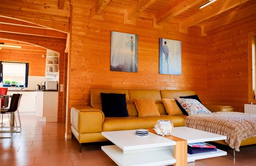 Walchum House | Holiday Home 'Auszeit Am See' with Lake View, Private Terrace and Wi-Fi