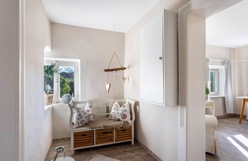 Antwort House | Holiday Home 'Bauernhaus Chiemsee' with Private Terrace, Private Garden and Wi-Fi