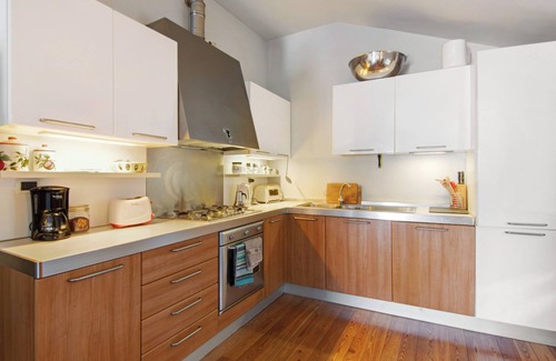 Dorio House | Holiday Home "Bernhouse" with Lake View, Balcony and Wi-Fi