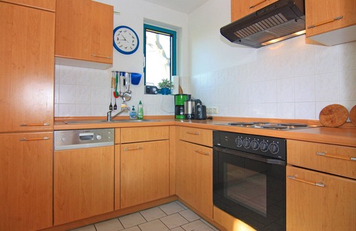 Klein Labenz House | Holiday Home 'Blauer Bungalow Am See' with Lake View, Private Terrace and Wi-Fi