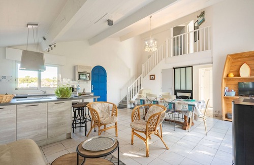 Vaux-sur-Mer House | Holiday Home 'Bleu Océan, Le Loft' with Private Terrace, Private Garden and Wi-Fi