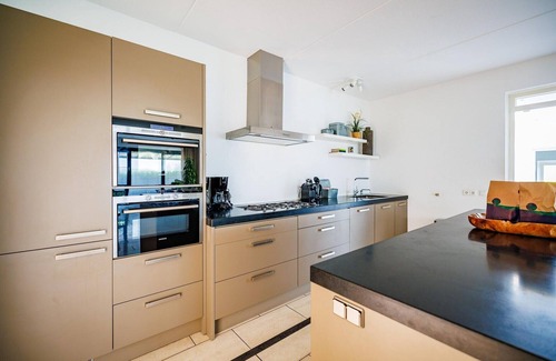 Maurik House | Holiday Home by Marina with Sauna & Games Room