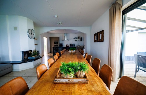 Maurik House | Holiday Home by Marina with Sauna & Games Room