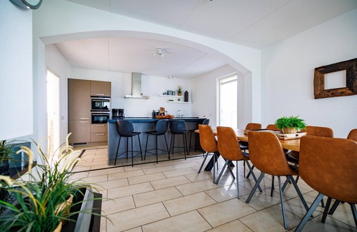 Maurik House | Holiday Home by Marina with Sauna & Games Room