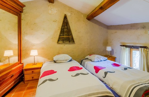 Monflanquin House | Holiday Home 'Côté Four' with Shared Pool, Garden, Terrace & Wi-Fi