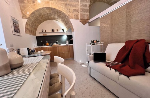 Polignano a Mare Apartment | Holiday Home Cardinal, apartment 45 sqm in the heart of the country, in a small street just a short walk from the old town and the sea.