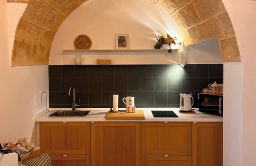 Polignano a Mare Apartment | Holiday Home Cardinal, apartment 45 sqm in the heart of the country, in a small street just a short walk from the old town and the sea.