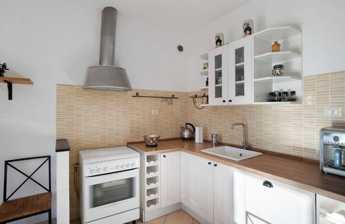 Civezza House | Holiday Home 'Ca' Del Sole' with Sea View, Private Garden and Wi-Fi