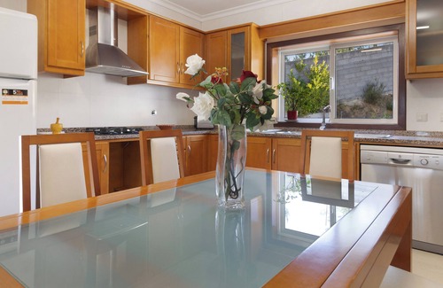 Molares House | Holiday Home 'Casa Cerdeirinhas De Basto' with Mountain View, Private Pool and Wi-Fi
