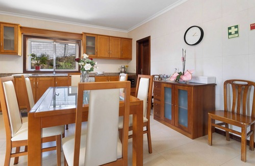 Molares House | Holiday Home 'Casa Cerdeirinhas De Basto' with Mountain View, Private Pool and Wi-Fi